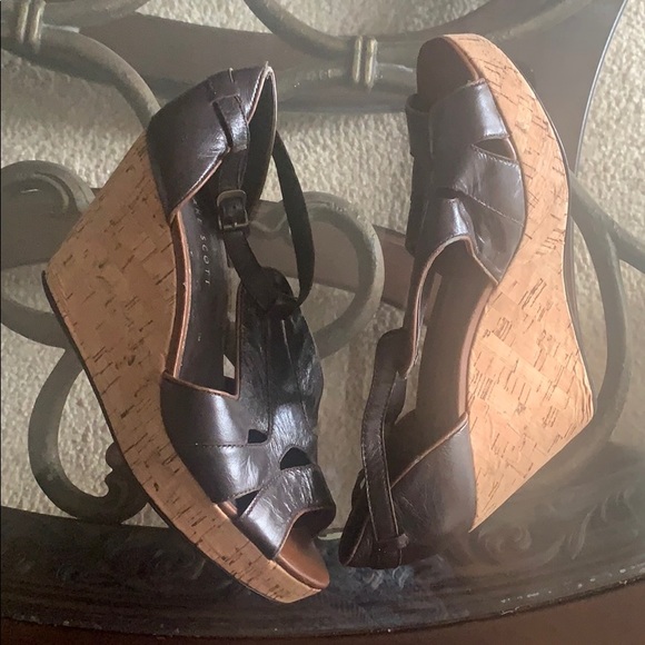 ❄️WINTER SALE PRICE $20❄️ Cute Wedges - Picture 5 of 6